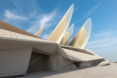 Zayed Ulusal Müzesi, kültürel gelişim mimari gelişim ve ilerleme yoluyla ufuk çizgisini şekillendiren ikonik bir ulusal simge ve kent simgesi konumundadır. Abu Dabi, BAE - 13 Aralık 2025