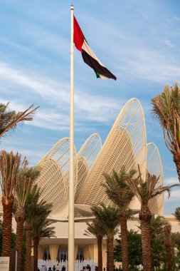 Abu Dabi, BAE - 13 Aralık 2025. Bayrak direğinin önünde bayrak direği dalgalanırken yeni açılan Zayed Ulusal Müzesi. Modern mimari ve Şeyh Zayeds mirası ve ulusal mirasını kutlar.