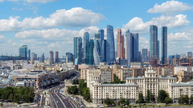 Moskova 'nın parlak yaz güneşi altında gökyüzü, Moskova' nın sıcaklıkla parlayan gökyüzü, açık mavi gökyüzünün altında parlayan gökyüzü, güneşli bir günün güzelliğini yakalıyor. 10 Temmuz 2024 Moskova, Rusya