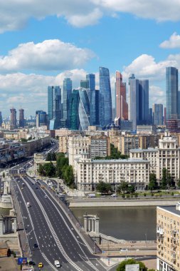 Moskova 'nın parlak yaz güneşi altında gökyüzü, Moskova' nın sıcaklıkla parlayan gökyüzü, açık mavi gökyüzünün altında parlayan gökyüzü, güneşli bir günün güzelliğini yakalıyor. 10 Temmuz 2024 Moskova, Rusya