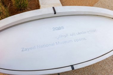 Abu Dabi, BAE - 13 Aralık 2025. Abu Dabi 'deki kültür binasında sergilenen İngilizce ve Arapça yazılı Zayed Ulusal Müzesi' nin açılış tarihi levhası.