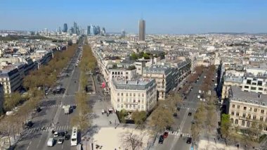 Paris, Fransa - 3 Nisan 2025. Paris sahnesinde Haussmann binaları ön planda ve La Defense gökdelenlerini uzak mesafeden vuruyor, tarihi şehir ile modern ticaret bölgesi arasındaki zıtlık