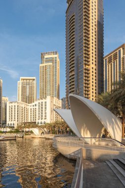 Dubai, BAE - 9 Aralık 2025. Günbatımında Dubai Creek Limanı 'nda lüks rıhtım güvertesi, palmiye ağaçları ve yatlar, Orta Doğu' da canlı ve güvenli bir yolculuk yeri.