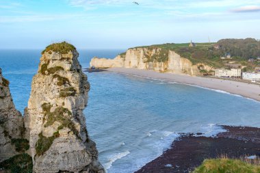 Etretat Körfezi 'nin panoramik hava manzaralı ünlü tebeşir uçurumları ve Normandiya kıyı şeridi boyunca uzanan kıyı kasabası. Fransa 'nın ikonik kıyı şeridi ve turizm beldelerini gösteren manzara manzarası