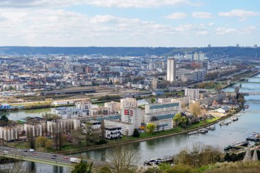 Cote Sainte Catherine Hill 'den katedral kuleleri, köprüler ve nehir kıvrımlı Rouen şehir manzarası. İkonik Normandiya seyahati tarihi mimari ve şehir manzarasını gösteriyor