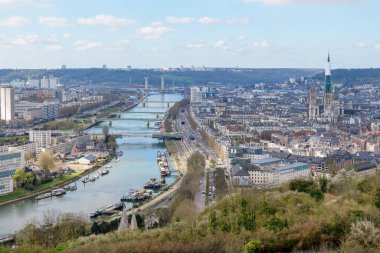 Cote Sainte Catherine 'in tarihi şehir merkezi, katedral kuleleri ve nehir manzaralı gökyüzü manzaralı manzarası. Klasik Avrupa şehir manzarası, Normandiya turizmi ve seyahat konsepti