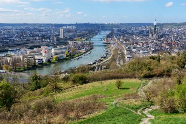 Rouen, Fransa 'nın panoramik şehir manzarası Cote Sainte Catherine tepesinden tarihi ufuk çizgisi, Seine nehri ve yoğun şehir manzarasını gösteriyor. Normandiya seyahati, mimarlık ve kültür mirası
