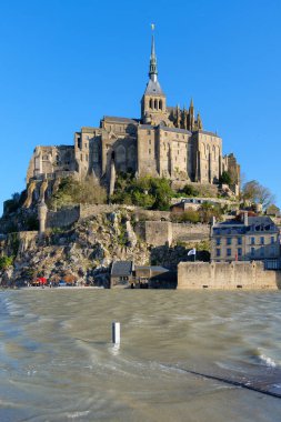 Mont Saint Michel, Fransa - 1 Nisan 2025. Denizle çevrili muhteşem ortaçağ kalesi, ziyaretçileri Avrupa 'nın en tanınmış turizm beldelerinden biri olan yüzyıllardır süren tarihi keşfetmeye davet ediyor.