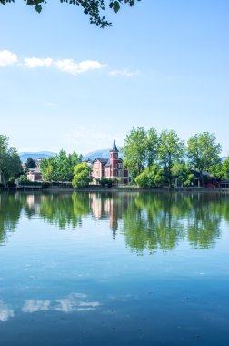 Park ve göl çevresinde evler yansımaları