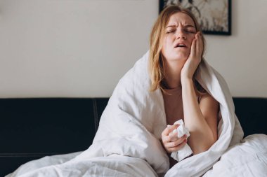 Corona virüsünün hasta kadını evde yatıp hastalıktan iyileşiyor..