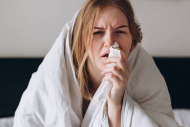 Corona virüsünün hasta kadını evde yatıp hastalıktan iyileşiyor..