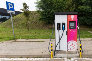 Katowice, Polonya 18.07.2020 - Elektrikli araba şarjı için güç kaynağı. Elektrikli araba şarj istasyonu