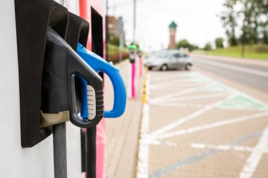 Elektrikli araba şarjı için güç kaynağı.