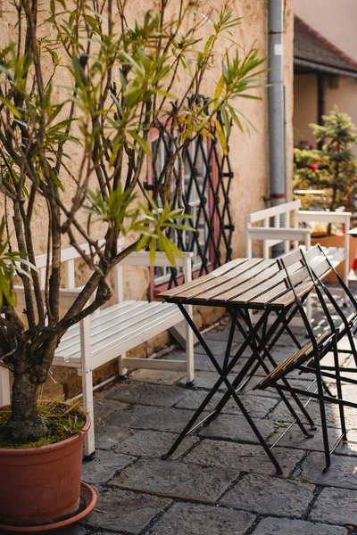 Outdoor Street Cafe Tafels Klaar Voor Service Cafe Restaurant Versier — Stockfoto