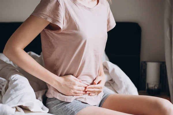 Young Woman Suffering Strong Abdominal Pain Casual Style Indoor Shoot — Stock Photo, Image