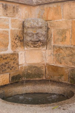 Şehir parkındaki musluk ve çeşme heykeli.