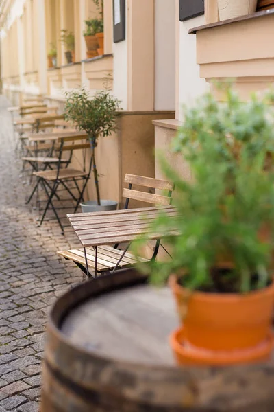 Mesas Vazias Entre Horas Jantar Antiga Terraço Café Moda Dia — Fotografia de Stock