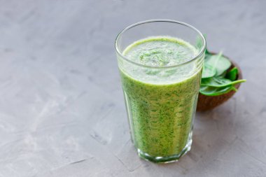 Kavanozda ıspanaklı sağlıklı yeşil smoothie.