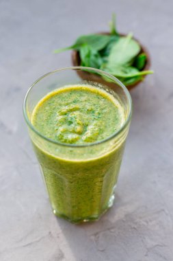 Kavanozda ıspanaklı sağlıklı yeşil smoothie.