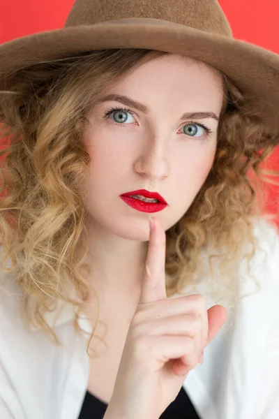 Młoda Kobieta Zielonymi Oczami Białej Koszuli Czerwonym Tle Wskazując Palcem — Zdjęcie stockowe