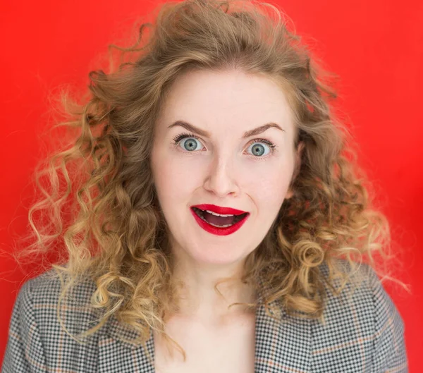 Young woman with green eyes over red background. Total SALE concept. Close up portrait of crazy and excited girl — Stock Photo, Image