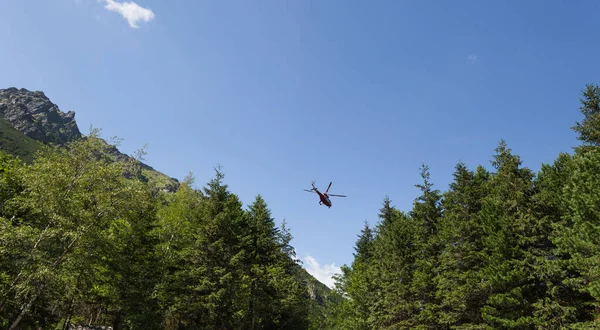 Rode Helikopter Vliegt Tussen Bergen Piek — Stockfoto