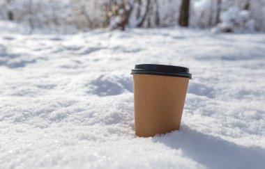 Sıcak kağıt bardak kahve. Sabahları karın üstünde. Paket veya teslimat konsepti. Uzayı kopyala Kış yaşam tarzı. Kupa üzerine metin veya logo için yer