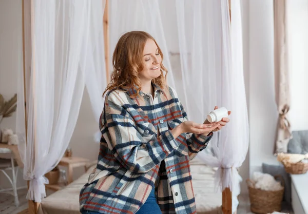 Mujer tomando medicina. Hermosa chica rubia tomando medicamentos, sosteniendo botella con pastillas en la mano. Dieta. Nutrición. Alimentación saludable, estilo de vida. Dolor de cabeza — Foto de Stock