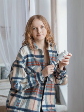 Elinde haplarla elinde beyaz şişe tutan güzel sarışın kız. Diyet olsun. Beslenmek. Sağlıklı beslenme, yaşam tarzı. Baş ağrısı konsepti, Mockup paketleme