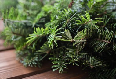 Kırsal ahşap arka planda ağaç dalı. Noel süslemesi