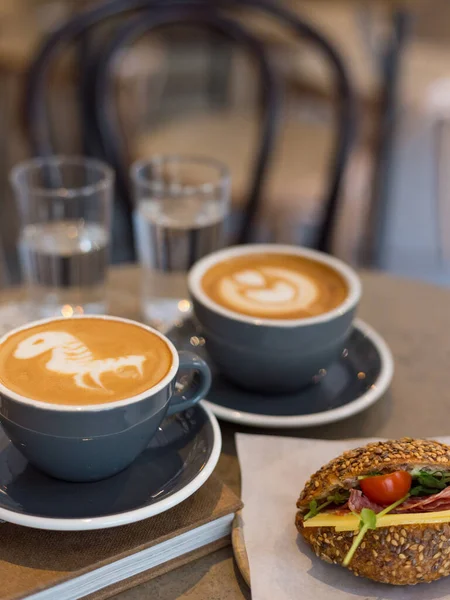 Deux Tasses Cappuccino Avec Latte Art Sur Fond Marbre — Photo