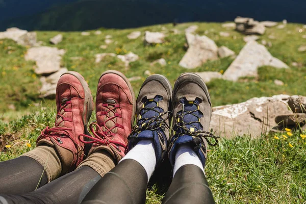 Мандрівники парять пішохідні черевики на красивому гірському ландшафті. Туризм або концепція свободи. Ноги мандрівника, що сидить на високій вершині гори у подорожах . — стокове фото