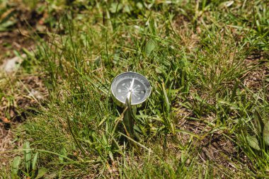 Doğada kaybolan pusula, yolculuğa hazır, sakin ol. Turizm, seyahat, yürüyüş ve sağlıklı yaşam tarzı konsepti.