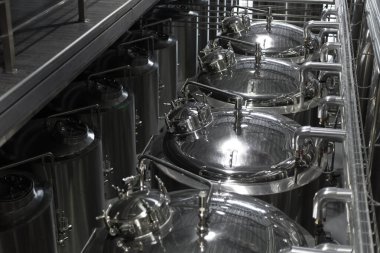 Modern Bira Fabrikası. Bira fermantasyonu ve depolama için çelik tanklar. Bira fabrikası. Bira üreten modern bira fabrikası.,