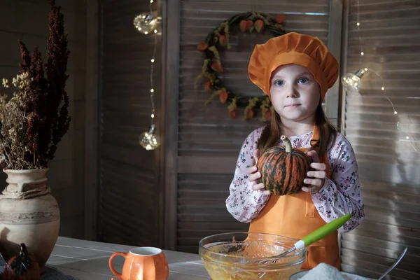 Jolie Fille Dans Costume Chef Cuisine Tarte Citrouille Dans Cuisine Photo De Stock