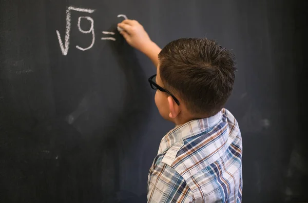 Милый Школьник Решает Математическую Задачу Черной Доске Вычисление Квадратного Корня — стоковое фото