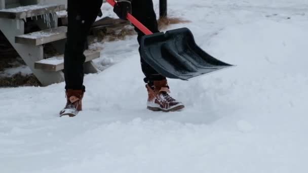 Чоловік Прибирає Сніг Лопатою Біля Будинку Після Сильних Снігопадів Процес — стокове відео