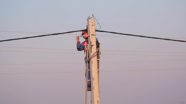 Elektrisk Ingenjör Utför Installationsarbeten Betongpelare Installation Ledningar Elektrisk Stolpe — Stockvideo