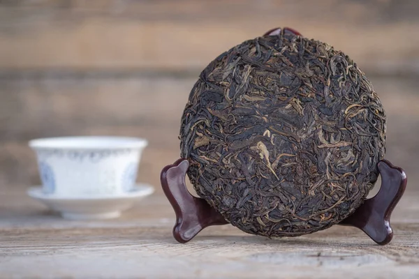 Традиционный Китайский Пуэрхский Чай Деревянной Стойке Сырой Ферментированный Чай Форме Стоковая Картинка