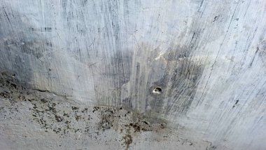 Beyaz duvar yüzeyi, öngörülemeyen hava koşulları ve uygun olmayan açık hava boyası yüzünden solmuş. Bu yüzden soluyor ve donuklaşıyor, çiziliyor, çukurlaşıyor ve yavaş yavaş hasar görüyor.. 