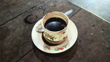 Doğal malzemelerden yapılmış ve geleneksel aletlerle işlenmiş tatlı, kalın bir Endonezya kahvesi. Otantik ve nostaljik kahvenin saflığı 