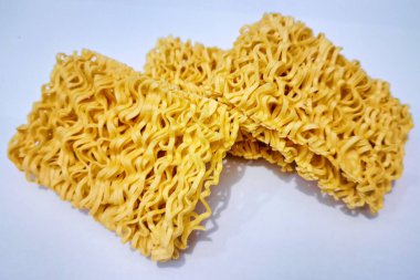 Üç parça kuru pişmemiş hazır erişteli kek beyaz arka planda izole edilmiş yemek tarifi reklamları ambalaj tasarımı ve hızlı yemek hazırlama kavramları için yakın plan görüntüsü