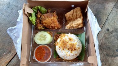 Sambal ve Tofu High Angle Shot Catering Yemek Seti ile kızarmış tavuk pirinçli Endonezyalı Nasi Kotak.