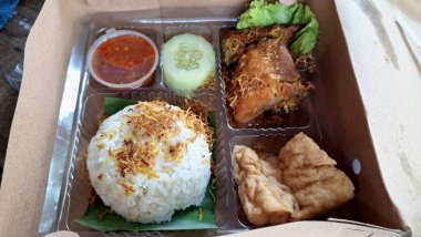 Endonezya usulü kızarmış tavuk, Nasi Kotak ve Baharatlı Sambal ve Tofu Lisesi Yemek Teslimatı ve Paket Paket Servis.