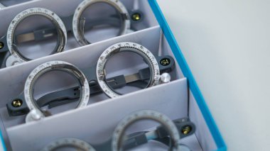 Her yaştaki küçük çocuklar için farklı boyutlarda deneme çerçeveleri. Çocukların göz gelişimini, görme bozukluklarını ve reçeteli gözlük kullanımını değerlendirmek için görme tanısı için temel araç