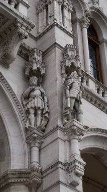 Süslü neo-gotik Macar Parlamento binalarının mimari süslemeleri. Budapeşte 'nin merkezinde, Tuna Nehri' nin kıyısında yer alıyor.