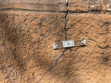 Kokain monitörü. Hareketler ve çatlak izleme cihazları. Yapı hareketlerini incelemek için basit bir öykü ölçümü.