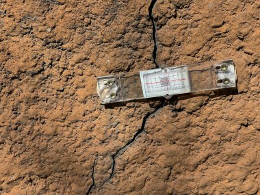 Kokain monitörü. Hareketler ve çatlak izleme cihazları. Yapı hareketlerini incelemek için basit bir öykü ölçümü.