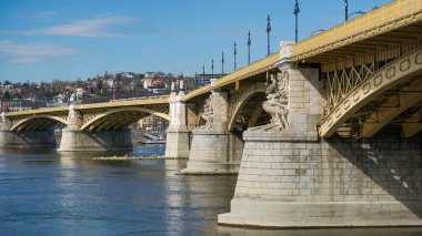 Budapeşte, Macaristan 9-mar-2025. Tarihsel Margaret Köprüsü Tuna Nehri boyunca şehrin buda ve haşere bölgelerini birbirine bağlıyor..