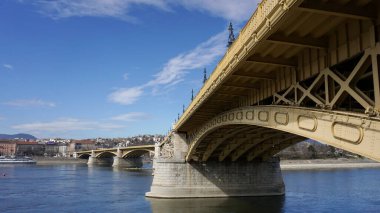 Budapeşte, Macaristan 9-mar-2025. Tarihsel Margaret Köprüsü Tuna Nehri boyunca şehrin buda ve haşere bölgelerini birbirine bağlıyor..